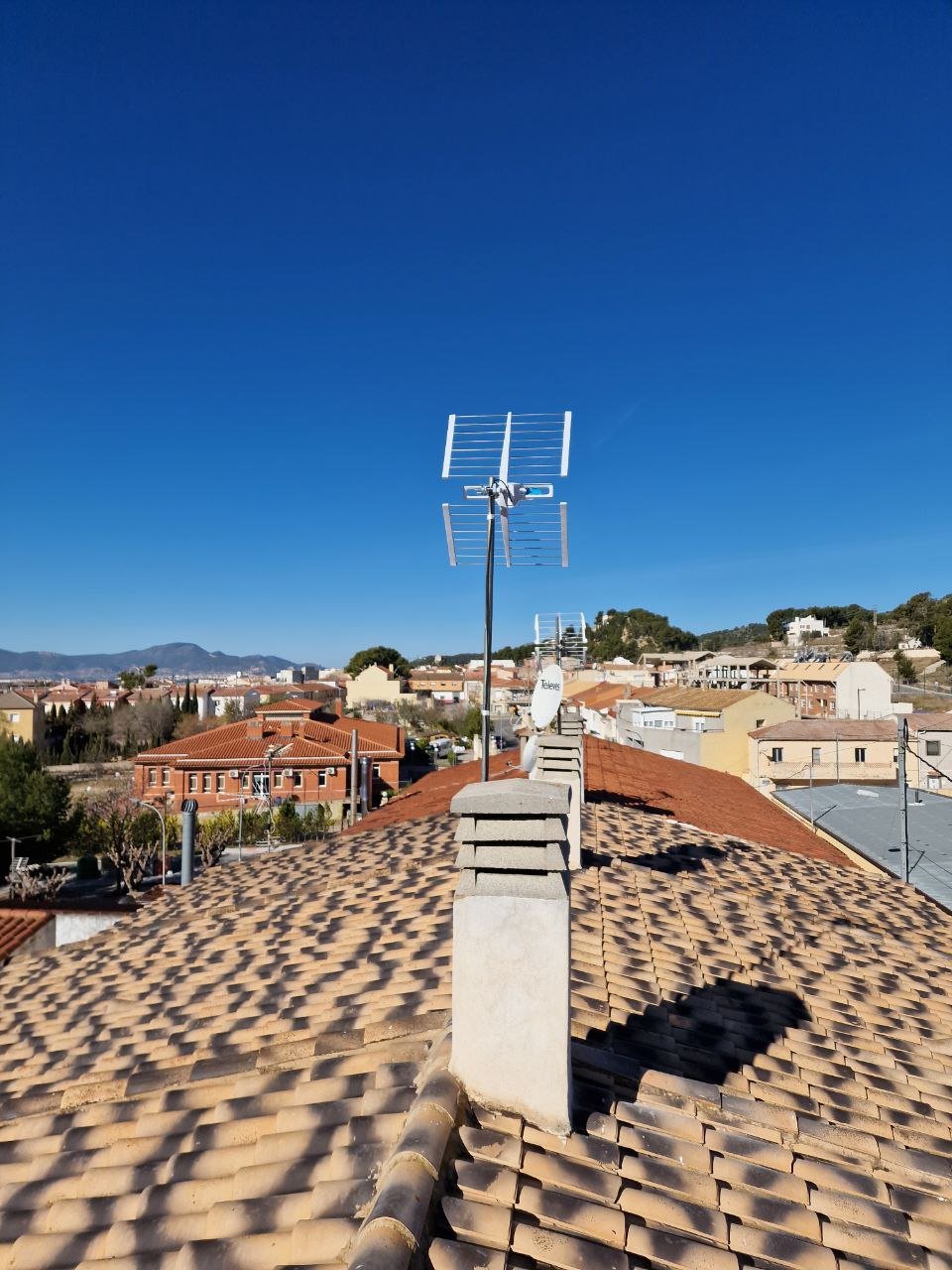 Instalación de antena TDT en Elda con medición de señal